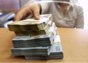 Două femei, una reprezentant vânzări la Provident și una broker de asigurări, au fost condamnate definitiv la câte trei ani de închisoare cu suspendare, după ce au făcut credite în valoare de peste 420.000 de lei pe numele mai multor persoane, fără acordul lor. Broker-ul de asigurări a făcut credite pe numele soțului și a mai multor rude