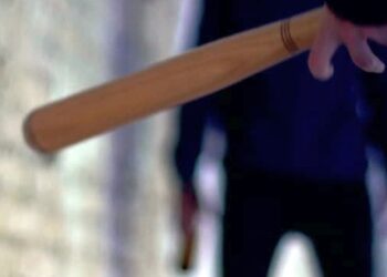 Cei trei sălbatici din Dolhasca, care s-au înarmat cu bâte și i-au rupt cu bătaia pe doi frați în propria curte, și-au aflat pedepsele. Bătăușii trebuie să-i plătească 200.000 de lei uneia dintre victime, pentru că erau cât pe ce să o omoare