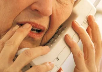 Un escroc a încercat să păcălească o suceveancă de 82 de ani prin metoda ”Accidentul”. Individul a închis telefonul când bătrâna a spus că va verifica informația