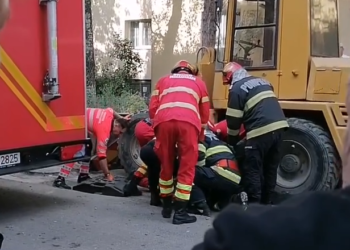 FOTO Panică în cartierul Burdujeni, după ce un sucevean beat a căzut sub un buldoexcavator