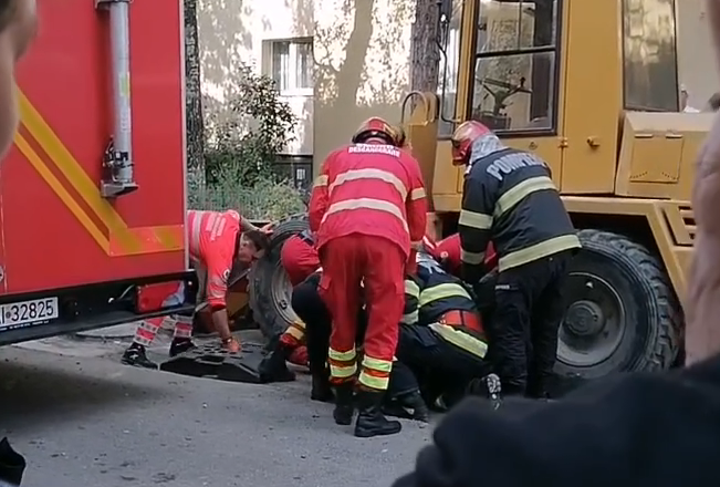 FOTO Panică în cartierul Burdujeni, după ce un sucevean beat a căzut sub un buldoexcavator