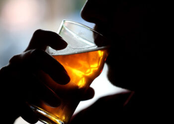 La beție, un vicovean și-a amenințat fosta cuscră cu bătaia, fiind supărat că fiica acesteia a divorțat de fiul lui în urmă cu patru ani