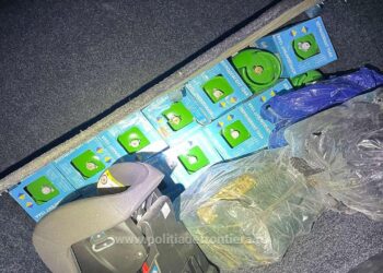 26 de butelii cu freon, găsite ascunse într-un microbuz condus de o femeie, în PTF Siret