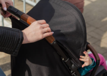 Telefonul unei mămici, furat direct din căruciorul bebelușului, la Șcheia. Polițiștii l-au convins pe hoț să returneze bunul
