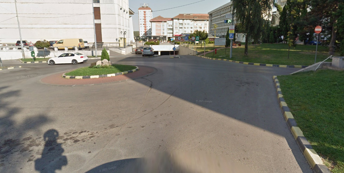 O bătrână de 87 de ani a fost lovită de un BMW, pe o stradă din centrul Sucevei. Femeia traversa strada neregulamentar