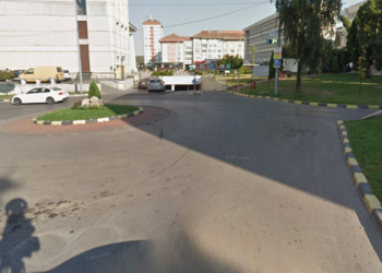 O bătrână de 87 de ani a fost lovită de un BMW, pe o stradă din centrul Sucevei. Femeia traversa strada neregulamentar