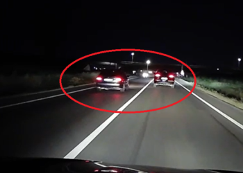 VIDEO cu momentul în care o tânără de 20 de ani efectuează o depășire periculoasă și neregulamentară în apropierea intersecției de la ”Zidul Morții”. Polițiștii au amendat-o și au lăsat-o fără permis pentru 60 de zile