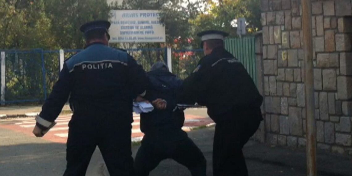 Polițiștii l-au evacuat din locuință pe un bărbat care și-a încordat mușchii în fața soției, amenințând-o cu bătaia