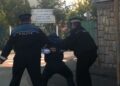 Polițiștii l-au evacuat din locuință pe un bărbat care și-a încordat mușchii în fața soției, amenințând-o cu bătaia