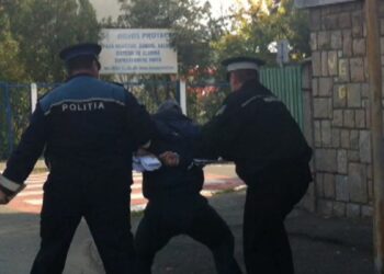 Polițiștii l-au evacuat din locuință pe un bărbat care și-a încordat mușchii în fața soției, amenințând-o cu bătaia