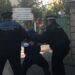 Polițiștii l-au evacuat din locuință pe un bărbat care și-a încordat mușchii în fața soției, amenințând-o cu bătaia