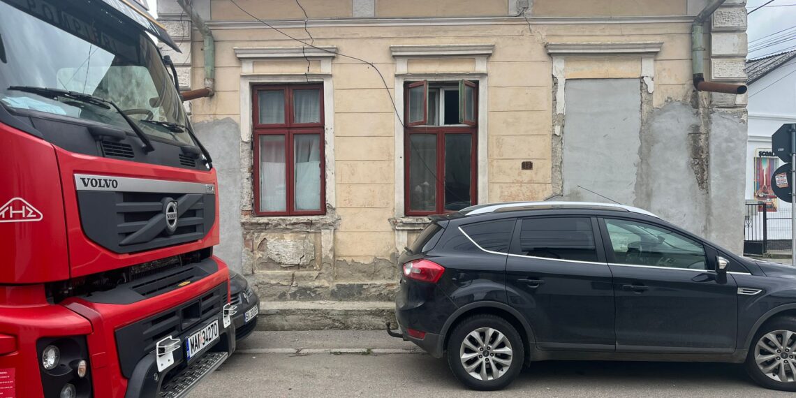 FOTO Explozie la o casă de locuit din Gura Humorului, din cauza unei acumulări de gaze. Furtunul de la butelia de aragaz era deteriorat