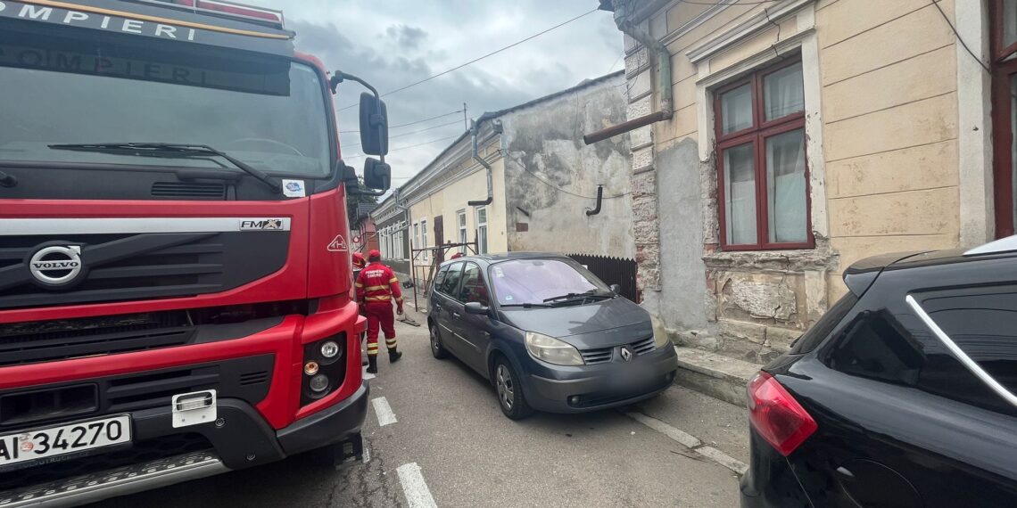 FOTO Explozie la o casă de locuit din Gura Humorului, din cauza unei acumulări de gaze. Furtunul de la butelia de aragaz era deteriorat