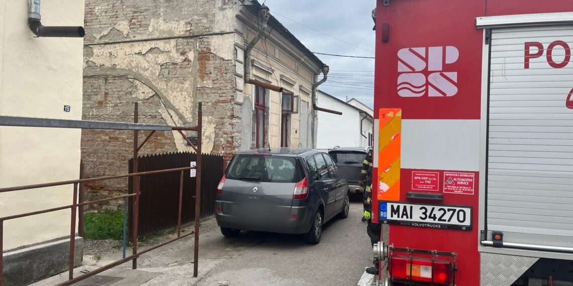 FOTO Explozie la o casă de locuit din Gura Humorului, din cauza unei acumulări de gaze. Furtunul de la butelia de aragaz era deteriorat