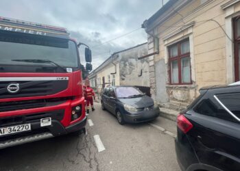 FOTO Explozie la o casă de locuit din Gura Humorului, din cauza unei acumulări de gaze. Furtunul de la butelia de aragaz era deteriorat