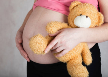 Un sucevean care s-a iubit cu o copilă de 12 ani, lăsând-o gravidă de două ori, a fost condamnat la un an de închisoare cu suspendare. Idila dintre cei doi a început când individul avea 16 ani