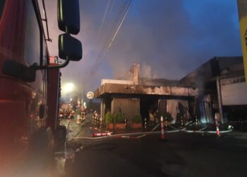 VIDEO Incendiu de proporții la magazinul Profi, de pe strada Gheorghe Doja, din Burdujeni. Totul ar fi pornit de la o țigară