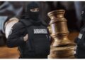 Scandal în uniformă! Doi jandarmi, eroi pe Facebook, au fost condamnați definitiv pentru că l-au spart cu bătaia pe un tânăr, în sediul Poliției Municipiului Botoșani. Cei doi colecționari de condamnări din IJJ Botoșani au ciomăgit victima și în dubă: ”În seara asta eu sunt Dumnezeul tău”