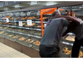 Polițiștii au intervenit pentru a calma spiritele dintre doi vecini care s-au îmbrâncit în zona de patiserie a magazinului Lidl, din cartierul Zamca