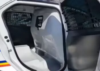Un cunoscut infractor din Arbore a fost condamnat la peste trei ani și nouă luni de închisoare, pentru că a distrus interiorul unei autospeciale de poliție. Acesta trebuie să plătească daune materiale de aproape 2.600 de lei către IPJ Suceava