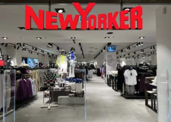 Adolescentă de 16 ani, prinsă încercând să fure haine din New Yorker. Aceasta și-a umplut ghiozdanul cu produse