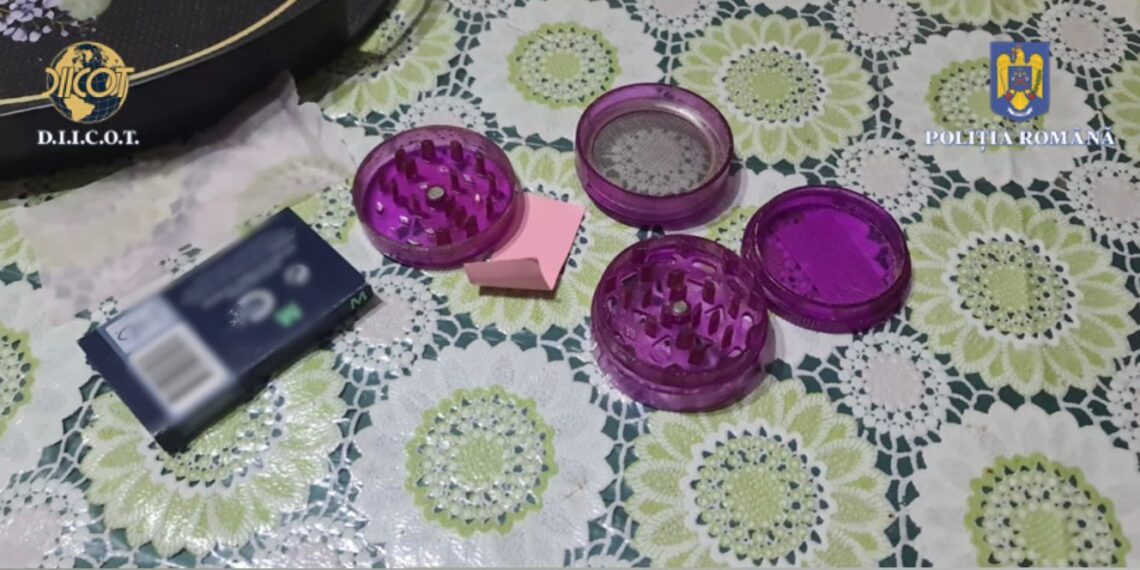 VIDEO Trei dealeri care vindeau droguri elevilor din școlile și liceele din Târgoviște au fost săltați de mascați. Aceștia vindeau gramul de canabis cu 50 de lei
