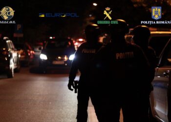 VIDEO Polițiștii suceveni îi sprijină pe colegii și procurorii bistrițeni în efectuarea a 30 de percheziții domiciliare pe raza județului Bistrița-Năsăud, la un grup infracțional organizat. Cei vizați au procurat ilegal arme din străinătate pentru a bracona