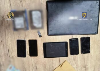 FOTO Șase percheziții într-un dosar de pornografie infantilă, pe raza județului Timiș. O mamă și-a pozat fiicele dezbrăcate și a vândut fotografiile unor bărbați
