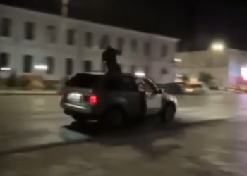 VIDEO Șoferul unui BMW cu numere de Ucraina a fost amendat cu 1.450 de lei, după ce un pasager s-a cocoțat pe trapa mașinii și s-a dat în stambă pe melodiile lui Tzancă Uraganu