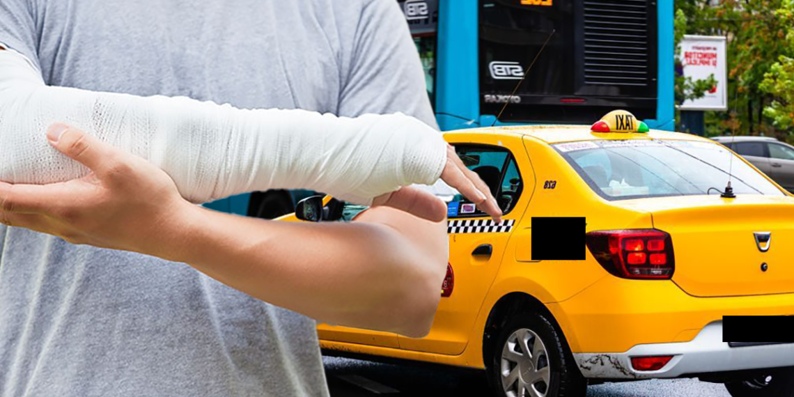 Taxi VS Autobuz TPL. Taximetristul a ajuns la spital, după ce șoferița autobuzului a acroșat portiera autoturismului parcat într-o stație TPL din Suceava