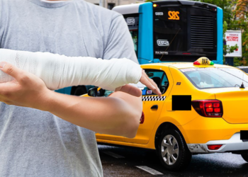 Taxi VS Autobuz TPL. Taximetristul a ajuns la spital, după ce șoferița autobuzului a acroșat portiera autoturismului parcat într-o stație TPL din Suceava