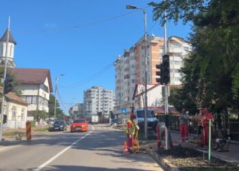 VIDEO Un semafor cu buton se montează în apropierea Școlii Gimnaziale Nr. 3 din Suceava