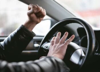 Un șofer care l-a băgat în spital pe un pieton, pentru că cel din urmă și-a permis să îi reproșeze că a trecut pe culoarea roșie a semaforului, a scăpat basma curată