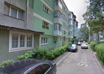 O femeie a supraviețuit, după ce căzut de la etajul IV al unui bloc din Suceava, aflat la doi pași de spital, la miezul nopții. Vecinii susțin că aceasta s-ar fi aruncat intenționat