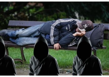 Trei ticăloși l-au călcat în picioare pe un bărbat care dormea pe o bancă, pentru 15 lei și un telefon ieftin. Unul dintre tâlhari a fost condamnat definitiv la peste patru ani de închisoare, iar ceilalți doi au scăpat basma curată