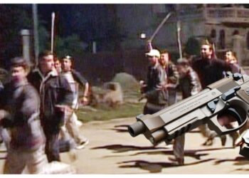 Sălbăticie fără margini într-o pădure din Suceava. Polițiștii au fost nevoiți să tragă cu pistoalele din dotare spre o ceată de rromi din Valea Moldovei, pentru a scăpa teferi din fața lor. Indivizii s-au înarmat cu topoare și alte obiecte contondente pentru a se bate cu polițiștii și jandarmii și a ”salva” doi hoți de lemne prinși în flagrant