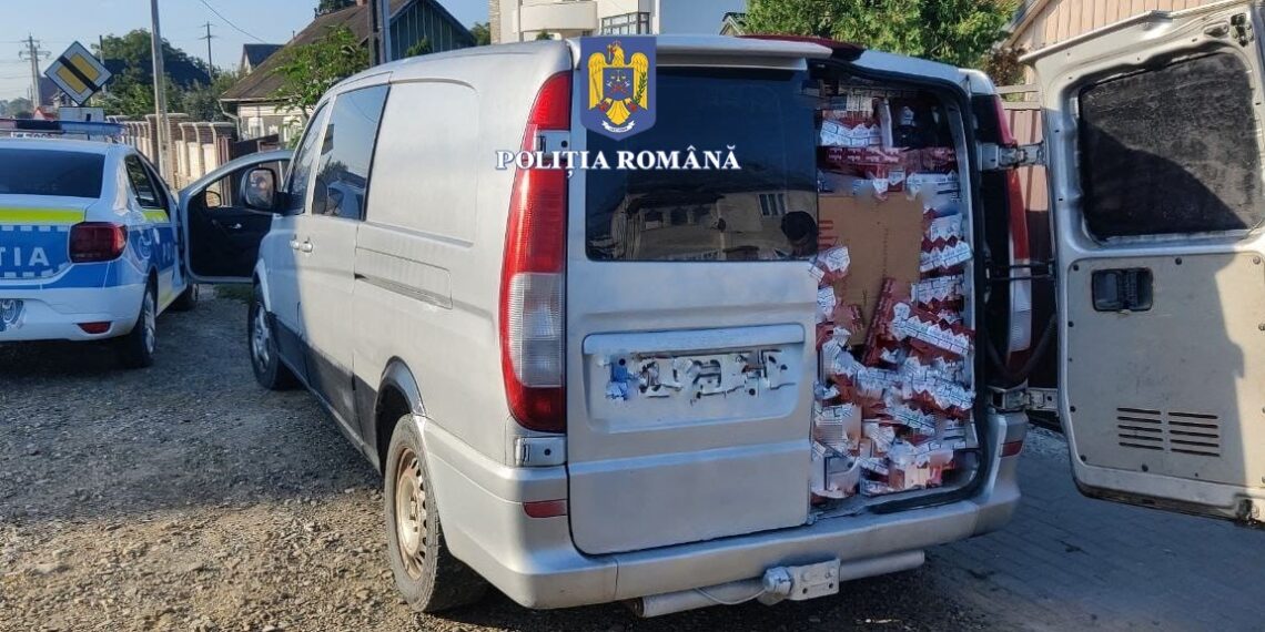 VIDEO Polițiștii identificat o dubă burdușită cu aproape 40.000 de pachete de țigări de contrabandă, pe raza comunei Marginea. Vehiculul a fost confiscat