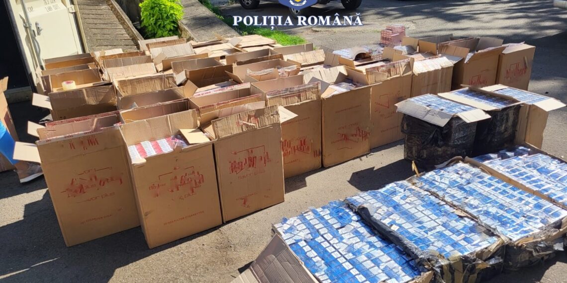 VIDEO Polițiștii identificat o dubă burdușită cu aproape 40.000 de pachete de țigări de contrabandă, pe raza comunei Marginea. Vehiculul a fost confiscat