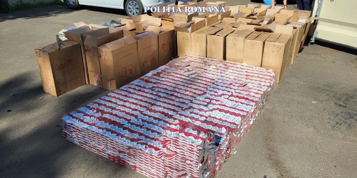VIDEO Polițiștii identificat o dubă burdușită cu aproape 40.000 de pachete de țigări de contrabandă, pe raza comunei Marginea. Vehiculul a fost confiscat