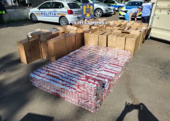 VIDEO Polițiștii identificat o dubă burdușită cu aproape 40.000 de pachete de țigări de contrabandă, pe raza comunei Marginea. Vehiculul a fost confiscat