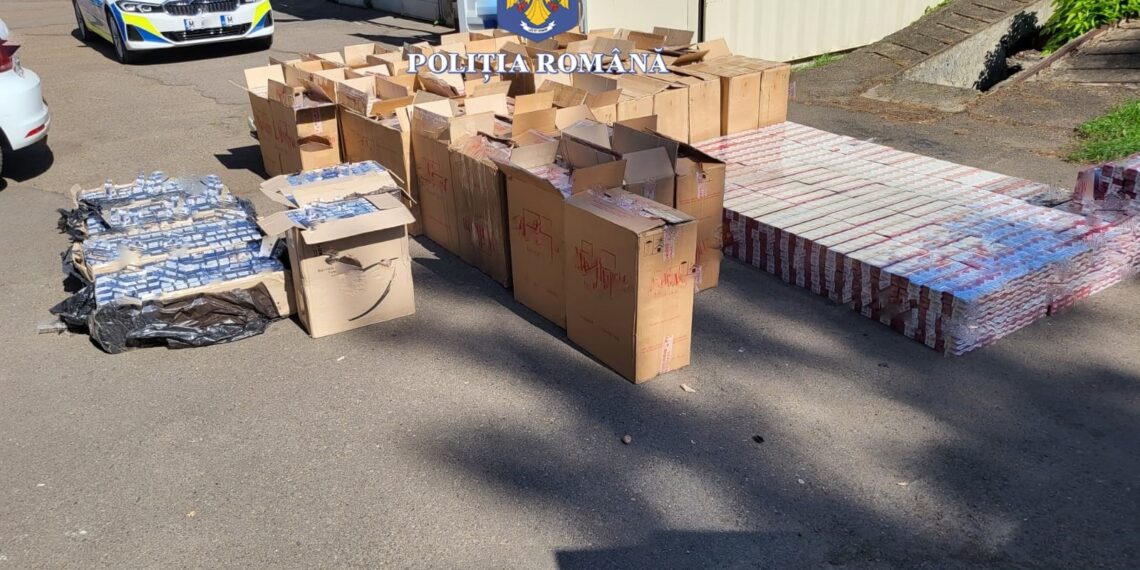 VIDEO Polițiștii identificat o dubă burdușită cu aproape 40.000 de pachete de țigări de contrabandă, pe raza comunei Marginea. Vehiculul a fost confiscat