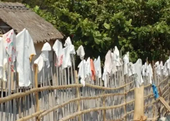 Un tânăr a fost bătut de vecinul care își usca rufele pe gardul său