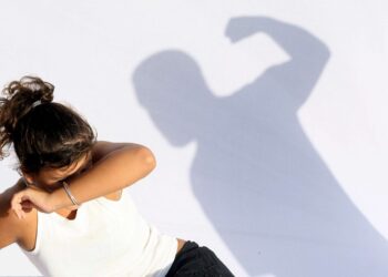 Ordin de protecție provizoriu emis pe numele unui bărbat gelos, care și-a bătut iubita. Acesta i-a spart telefonul victimei, pentru că vorbea cu mama ei
