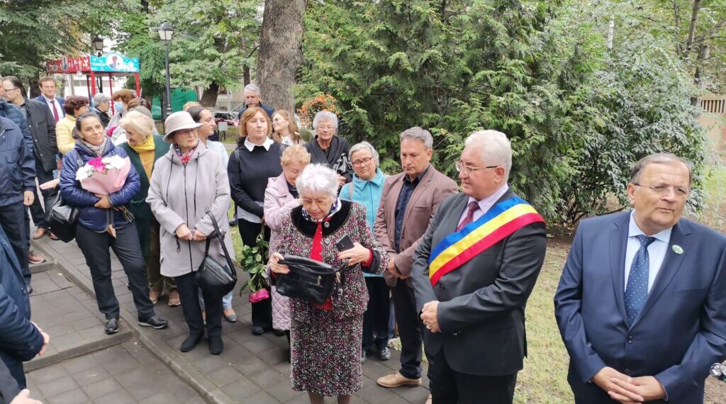 Profesoara de română Viorelia Braicu s-a stins din viață la scurt timp după ce bustul tatălui său a fost dezvelit în centrul Sucevei: ”Mă bucur că trăiesc acest moment la care am visat”