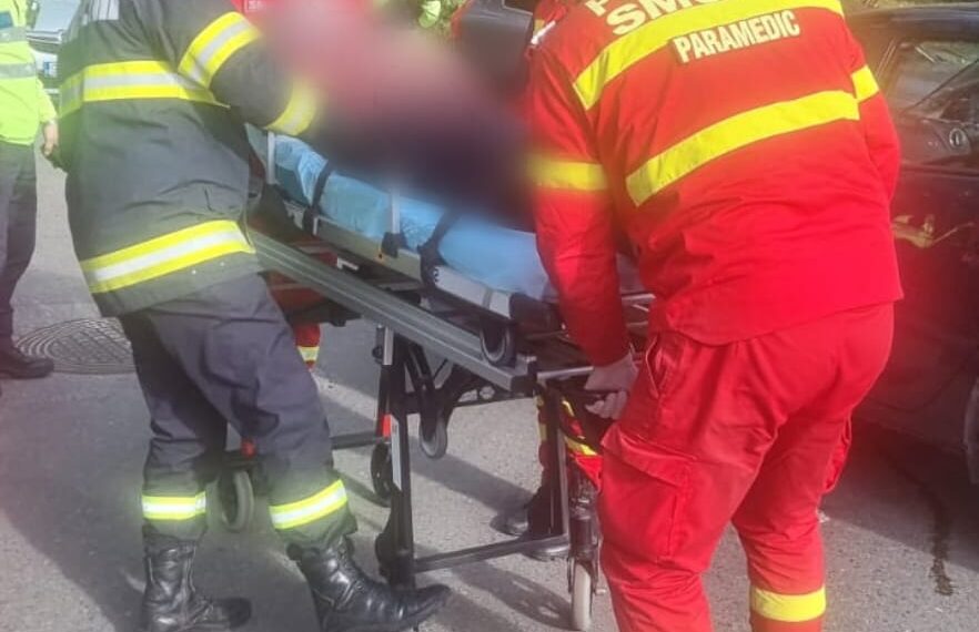 FOTO Accident rutier în municipiul Suceava, zona Brădet. O persoană a fost rănită