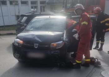 FOTO Accident rutier în municipiul Suceava, zona Brădet. O persoană a fost rănită