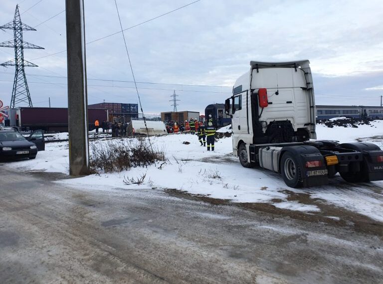 Un an și șapte luni de închisoare cu suspendare, pentru un tânăr din Moara, care a provocat un tragic accident feroviar, în Șcheia. Fratele acestuia a decedat, după ce inculpatul nu a reușit să oprească autoutilitara înaintea trecerii la nivel cu calea ferată