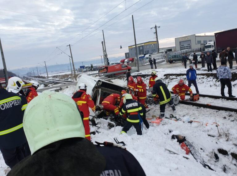 Un an și șapte luni de închisoare cu suspendare, pentru un tânăr din Moara, care a provocat un tragic accident feroviar, în Șcheia. Fratele acestuia a decedat, după ce inculpatul nu a reușit să oprească autoutilitara înaintea trecerii la nivel cu calea ferată