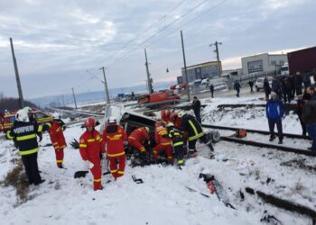 Un an și șapte luni de închisoare cu suspendare, pentru un tânăr din Moara, care a provocat un tragic accident feroviar, în Șcheia. Fratele acestuia a decedat, după ce inculpatul nu a reușit să oprească autoutilitara înaintea trecerii la nivel cu calea ferată