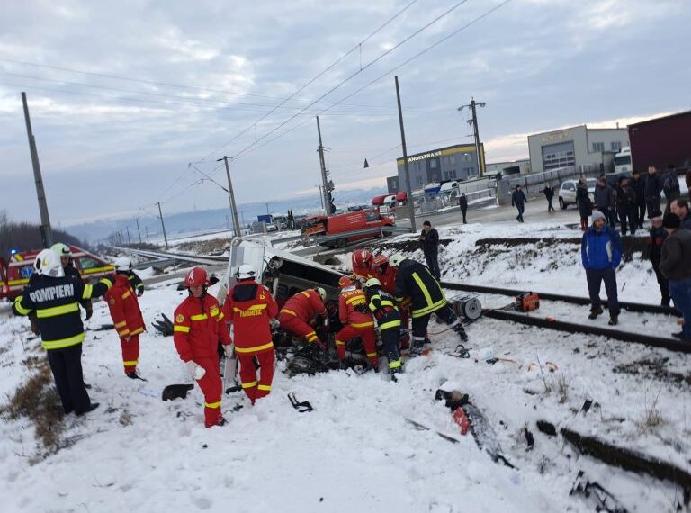 Un an și șapte luni de închisoare cu suspendare, pentru un tânăr din Moara, care a provocat un tragic accident feroviar, în Șcheia. Fratele acestuia a decedat, după ce inculpatul nu a reușit să oprească autoutilitara înaintea trecerii la nivel cu calea ferată